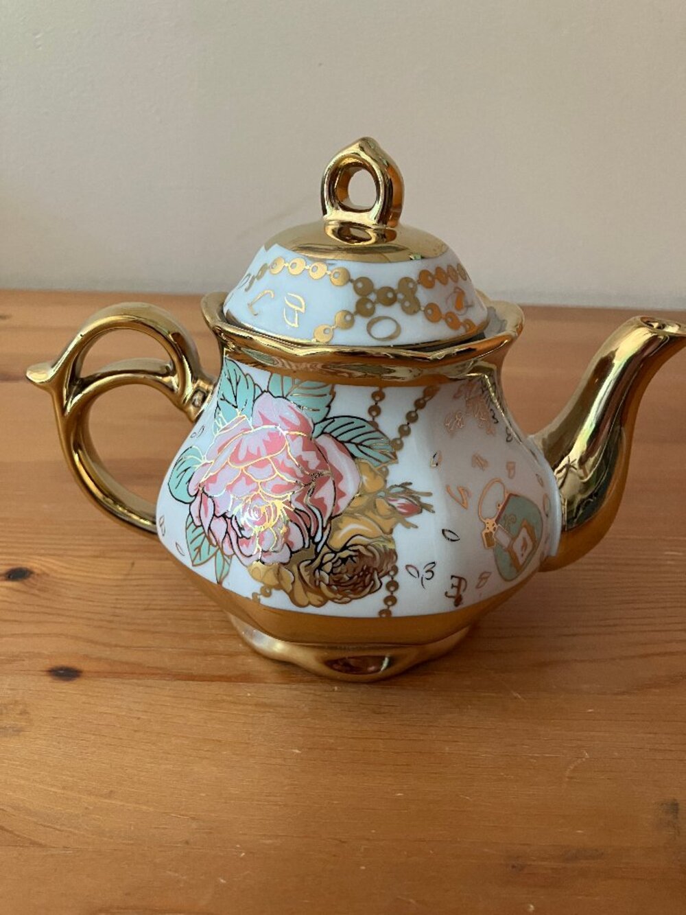Royal Style Ceramic Teapot Floral design w/Gold finish 5,5x7x4,5 in. New